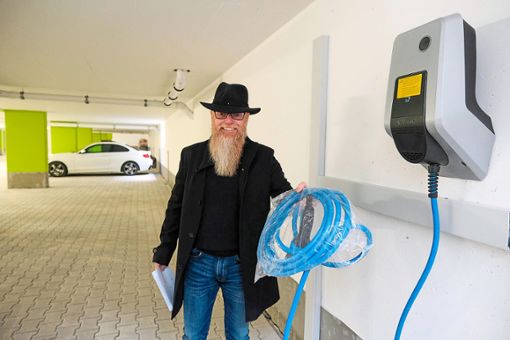 Eberhard Münz, Geschäftsführer der IW Plan Althengstett GmbH, zeigt die Ladestation  für das e-Carsharing.  Fotos: Fritsch Foto: Schwarzwälder Bote