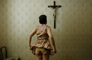 Maria Hofstätter als Anna Maria in „Paradies: Glaube“, Ulrich Seidls Kammerspielfilm über die Abgründe des religiösen Fanatismus. Foto: Verleih
