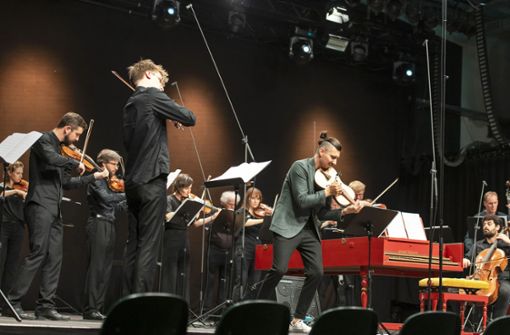Adam Baldych (Mitte) und das Stuttgarter Kammerorchester unter Joosten Ellée (4. v. l.) im Wizemann Foto: Holger Schneider