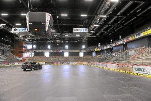 Auto statt Eishockeyspieler: Der Wagen auf dem neuen Boden der Schwenninger Helios-Arena sollte gestern den Verantwortlichen  zeigen, wie belastbar dieser für künftige Konzerte ist. Foto: Kienzler