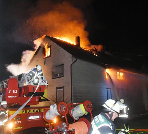Ein Schaden von 700.000 Euro und zwei Leichtverletzte sind die Bilanz eines Wohnungsbrands in Ichenheim.  Foto: Künstle