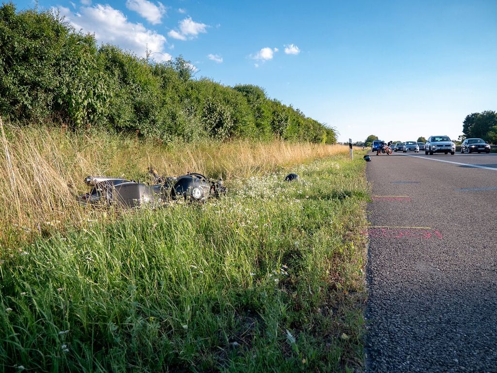 Bei einem Unfall auf der A 81 zwischen Sulz und Empfingen ist am Sonntag ein 67-jähriger Motorradfahrer schwer verletzt worden.