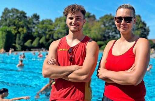 Sie gehören zum Team aus ehrenamtlichen Rettungsschwimmern im Hallenfreibad in Hechingen: Max Meng und Tanja Böhmler vom DLRG. Foto: Meene