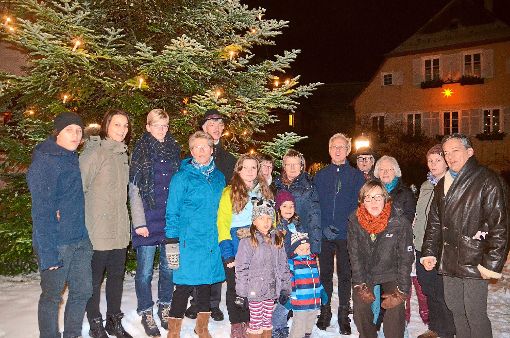 In Ostelsheim versammelten sich viele  Gemeindeglieder zum Adventsliedersingen unter dem Christbaum.  Foto: Bausch Foto: Schwarzwälder-Bote