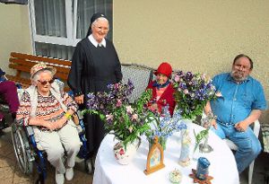 Die Maiandacht im Pflegeheim erfährt durch Schwester Ursula (stehend) eine besondere Herzlichkeit. Foto: Hirsch Foto: Schwarzwälder-Bote