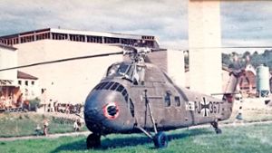 Ein Helikopter des Heeres stand für den Transport des 5,5 Meter  hohen und neun Zentner schweren Kreuzes vor der sich noch im Rohbau befindlichen St.- Mauritius-Kirche bereit. Foto: Gündner