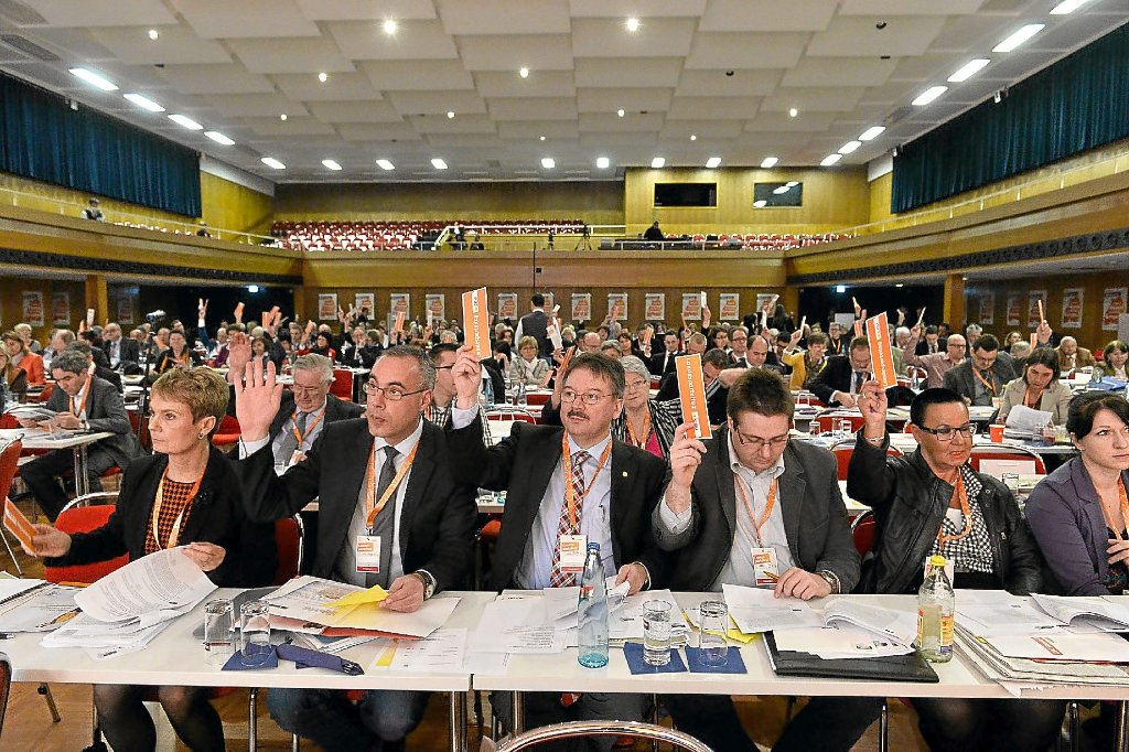 Fingergymnastik im Mozart-Saal beim Landesparteitag: Über mehr als 165 Anträge hatten die 375 Delegierten abzustimmen.