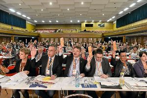 Fingergymnastik im Mozart-Saal beim Landesparteitag: Über mehr als 165 Anträge hatten die 375 Delegierten abzustimmen. Foto: Kienzler