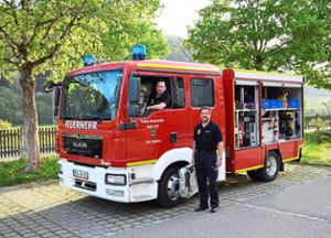 Abteilungs-Kommandant Martin Schaible (am Steuer) und sein Stellvertreter Oliver Schreiber zeigen das neue Feuerwehrauto.  Foto: Link Foto: Schwarzwälder Bote
