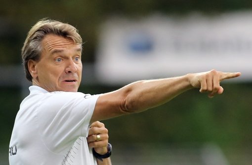 Horst Steffen und die Stuttgarter Kickers gewinnen mit 3:0 gegen die SpVgg Unterhaching.  Foto: Pressefoto Baumann