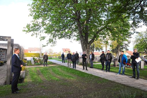 Die Gemeinderäte entscheiden sich für eine Verlängerung der Urnenwand bei ihrer Beratung am Friedhof in Hardt. Foto: Ziechaus Foto: Schwarzwälder Bote