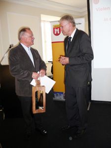 Andreas Zekorn (rechts) dankte Paul Münch für seinen Festvortrag bei der Heimatkundlichen Vereinigung. Foto: Groh Foto: Schwarzwälder Bote