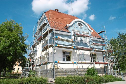 Das Gerüst zeigt es an: Das Bürgerhaus Brittheim wird frisch gestrichen und erhält neue Fensterläden. Foto: Hertle Foto: Schwarzwälder Bote