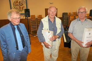 Frohsinn-Vorsitzender Klaus Schmidt (von links) ehrt Fritz Krickl und Gerd Regge. Foto: Bombardi Foto: Schwarzwälder Bote