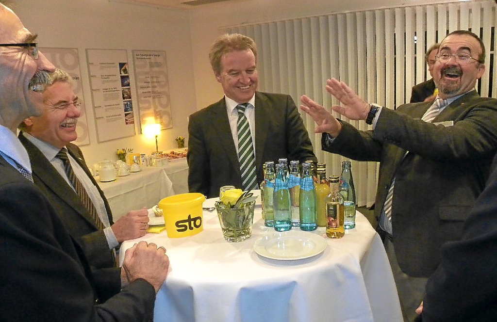 Vor der Preisübergabe hatte sich der Minister bei der  Sto AG Donaueschingen über moderne Produkte informiert. Foto: Bombardi