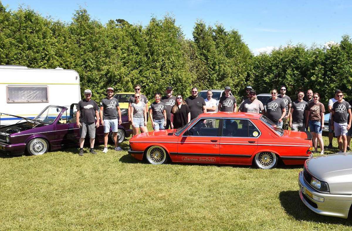 Die Tuning-Aktiven der VW-Society Salzstetten boten ein Mega-Event. Sie investieren viel in ihr Hobby. Im Vordergrund der rote BMW 520i-Oldtimer, Baujahr 1983, von Cheforganisator Christoph Sadzik.