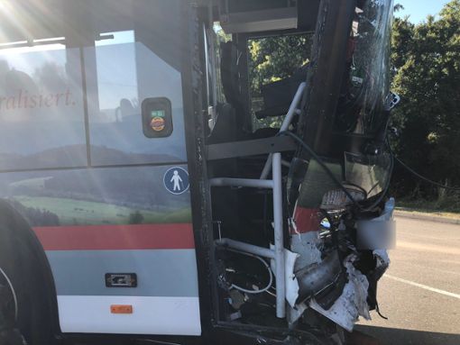 Der Bus ist nach dem Unfall total demoliert. Foto: Fechter/Horst