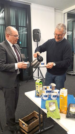 Grünen-Stadtrat Uwe Kaminski (rechts) serviert seinem Kollegen von der CDU, Thomas Hauger, einen fair gehandelten Kaffee. Nun soll sich die Stadt um das Siegel Fairtrade Town bewerben. Foto: Jakober Foto: Schwarzwälder Bote