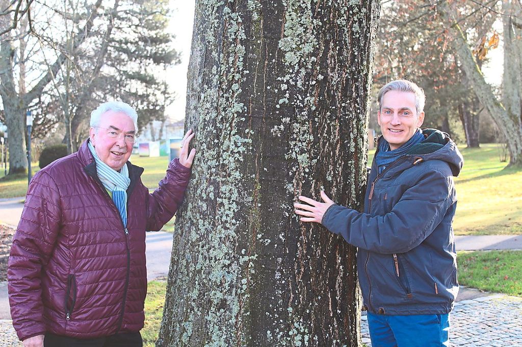 Burchard Wedewer (links) und  Olaf Späth freuen sich darauf, dass im nächsten Jahr in der Gemeinde Schömberg das Waldbaden angeboten wird. Der Gemeinderat von Schömberg sprach sich bereits vor rund einem Jahr für die Verwirklichung eines Heilwaldes aus. Foto: Meinert Foto: Schwarzwälder Bote