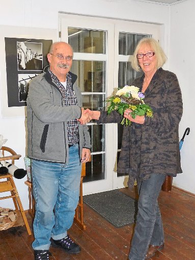 Thomas Hoffman überreichte  Irmhild Mannsfeld  bei der Hauptversammlung einen Blumenstrauß.  Foto: Hettich Foto: Schwarzwälder-Bote