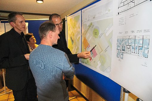 Philip Schmal von Pesch und Partner (rechts) erklärt am Plan, wie die neue Ortsmitte aussehen soll.  Fotos: Steinmetz Foto: Schwarzwälder-Bote