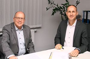 Rolf Gehringer (links) und Andreas Weißer erklären, wie das vergangene Geschäftsjahr für die Baugenossenschaft Triberg lief. (Archivfoto) Foto: Stein