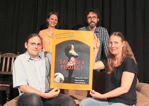 Matthias Morton (von links), Susanne Schmidt, Christopher Kern und Annette Birnbaum präsentieren das Plakat zum ersten Konzert der neuen Reihe Jazz im Keller.  Foto: Haberer