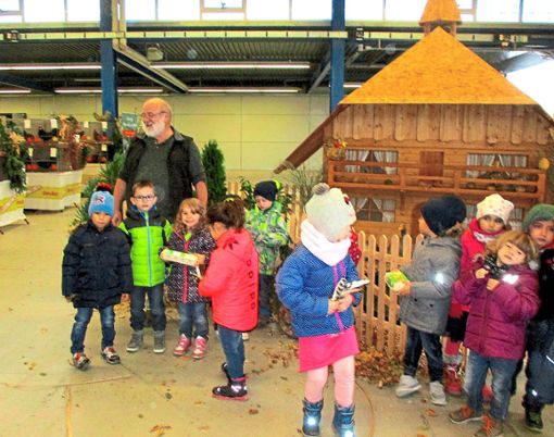 Kreisjugendwart Leo Nock zeigt den Kindern des Triberger Kindergartens St. Anna die vielen schönen Tiere der Landes-Geflügelausstellung. Foto: Kern Foto: Schwarzwälder Bote