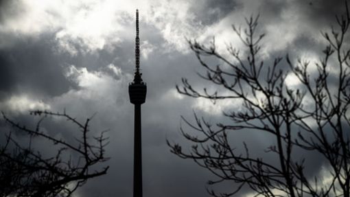 Graue Wolken ziehen am Stuttgarter Fernsehturm vorbei. Foto: dpa/Christoph Schmidt