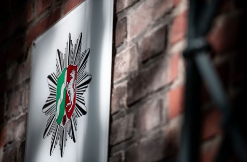 Das Wappen der Polizei NRW an der Wand eines Präsidiums. Gegen fünf Beamte  wird ermittelt. Foto: dpa/Fabian Strauch