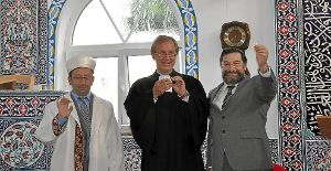 Tauschten Ringe (von links): Imam Muhammet Cüneyd Kaymak, Pfarrer Hans-Michael Uhl und Rabbiner Moshe Navon. Foto: Reutter