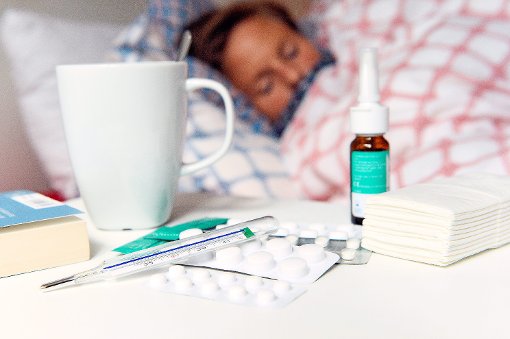 Mit Grippe im Bett? Muss nicht sein: Eine Impfung kann vorbeugen, rät der Arzt Karl Köllhofer.   Foto: Gambarini