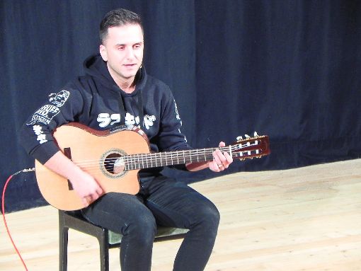 Konnte auch Gitarre: Comedian Özcan Cosar gastierte im Kurtheater in Freudenstadt. Foto: Blaich Foto: Schwarzwälder-Bote