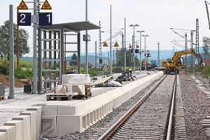Der Dögginger Bahnhof wird fit für die Zukunft gemacht. Aus einem Bahnsteig sind mittlerweile zwei entstanden. Im Dezember sollen die Arbeiten hier beendet sein.  Foto: Simon