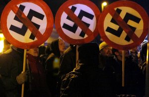 Teilnehmern einer Demonstration gegen einen Aufmarsch von Neonazis gehen mit Schildern mit durchgestrichenen Hakenkreuzen durch Chemnitz Foto: dapd Foto:  