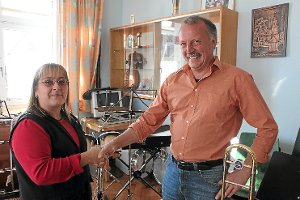 Handelseinig: Sandra Fürderer und Wolfgang Wehrle, neuer Dirigent des MV Dittishausen Foto: Bächle Foto: Schwarzwälder-Bote