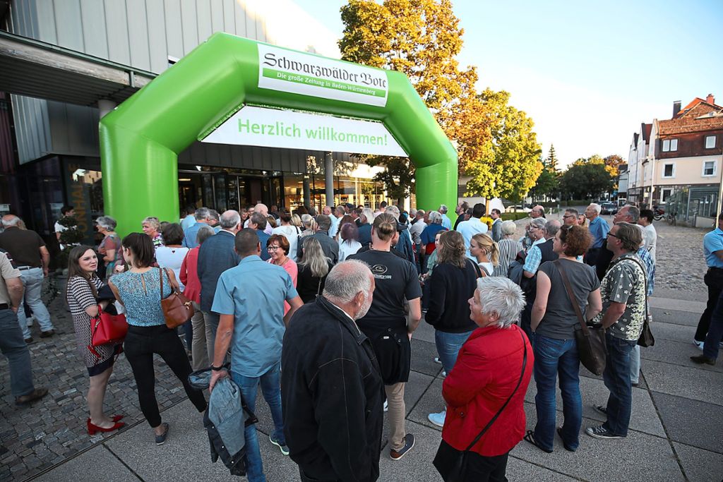 Viele Bürger aus Villingen-Schwenningen strömen zur Neuen Tonhalle – bei 900 Besuchern war leider Schluss.