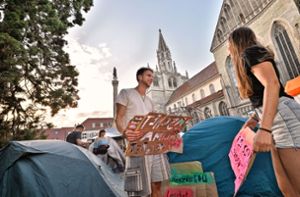 Im Schatten des Münsters haben die Konstanzer Klimakämpfer ihre Zelte aufgeschlagen. Foto: Pfeiffer Photodesign