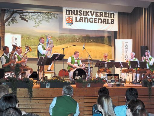Die Musiker der Sieben-Mann-Kapelle Innsbrucker Böhmische boten in Langenalb Blasmusik der Extraklasse.  Foto: Kraft Foto: Schwarzwälder Bote