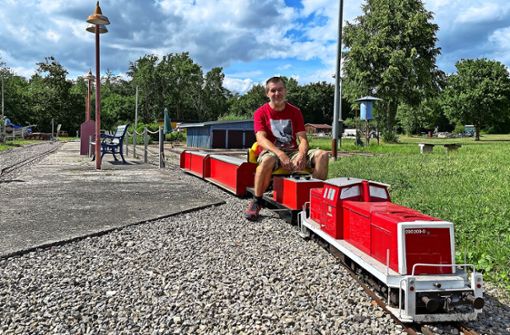 Der Modellbauer Thomas Vötsch ist bereit zum Losfahren: Die elektrische Lokomotive hat eine Höchstgeschwindigkeit von neun Kilometer pro Stunde und hat Platz für bis zu zehn Personen. Foto: Meene