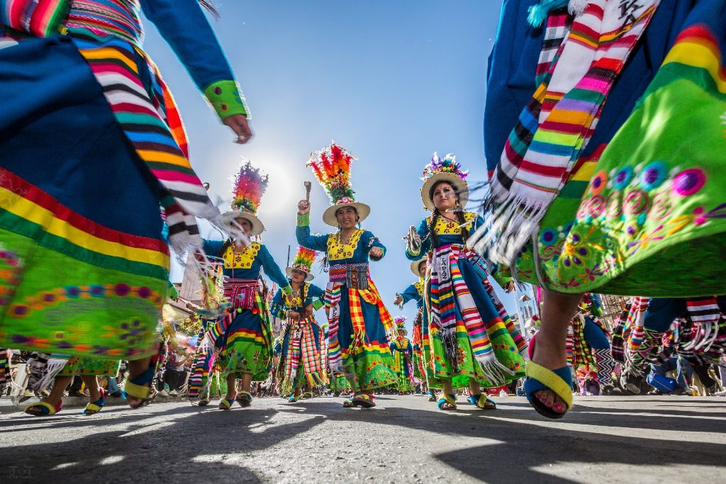 Lebensspuren in leuchtenden Farben: Umzug der Indigenas in Bolivien. Foto: Jules Tusseau