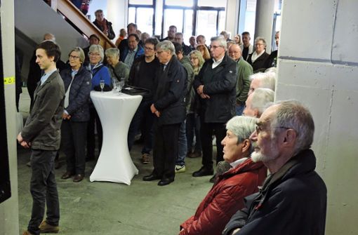 Fast schon andächtige Stille herrscht bei der Eröffnung der Ausstellung im Rathaus-Foyer. Foto: Christel Paskal