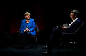Altkanzlerin Angela Merkel im Gespräch mit dem Journalisten Alexander Osang. Foto: AFP/JOHN MACDOUGALL