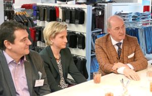 Wirtschaftsministerin Nicole Hoffmeister-Kraut eingerahmt von Uwe Seeger (rechts) und Uwe Krebs (links), bei der Diskussion zur Digitalisierung im Einzelhandel. Foto: Stadler Foto: Schwarzwälder Bote
