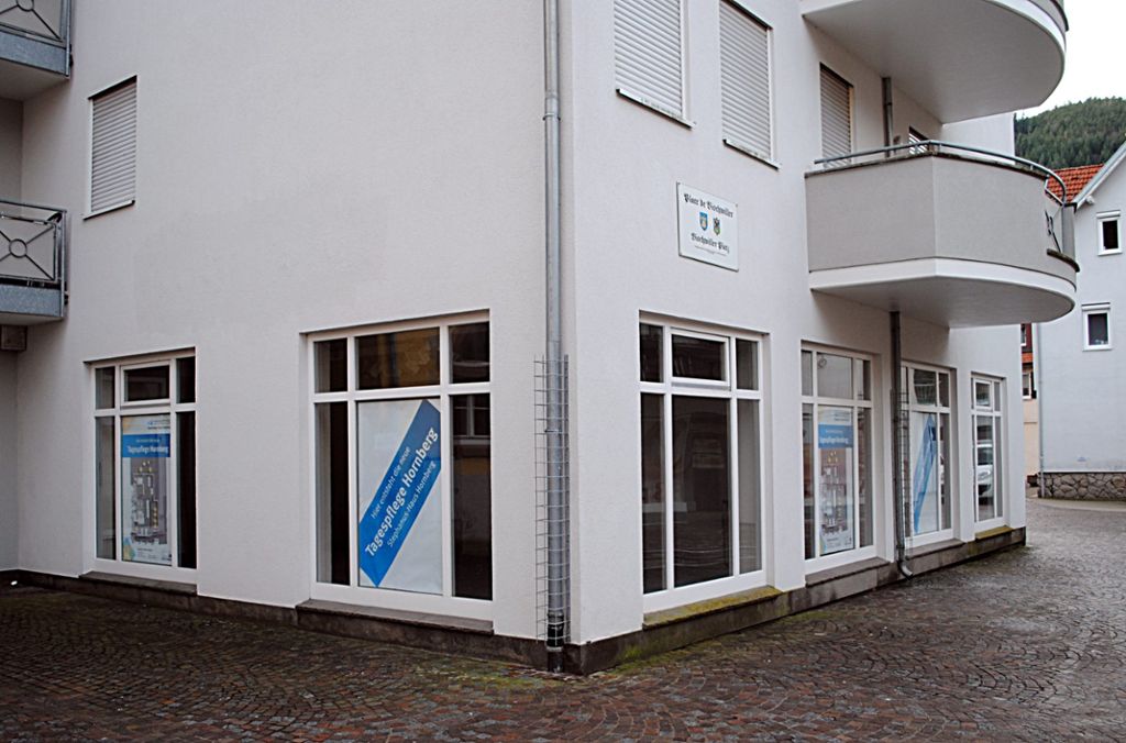 Die Plakate werben schon dafür: In die ehemaligen Räume des Modehauses Keilbach in der Hornberger Innenstadt zieht eine Tagespflegeeinrichtung ein. Fotos: Gräff