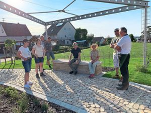 Der scheidende Benzinger Ortschaftsrat bespricht die Pläne für das Sonnensegel im neuen Bürgerpark. Foto: Stapel Foto: Schwarzwälder Bote