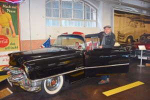 Leiter Harald Burger kennt jedes Schmuckstück, hier einen Cadillac, im Auto- und Uhrenmuseum.  Foto: Sum Foto: Schwarzwälder Bote