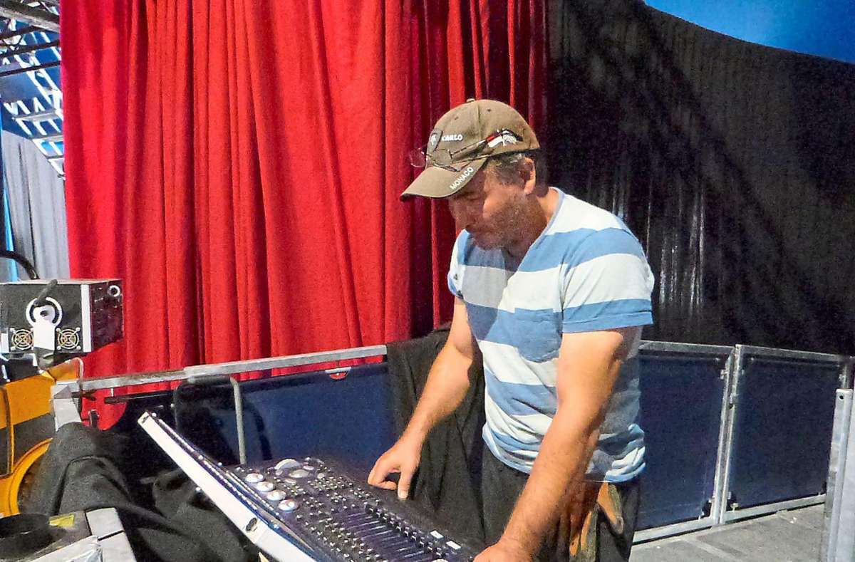 Russlan Urunov steuert die komplizierte Wasser- und Licht-Show mit einem Computer. Foto: Beyer