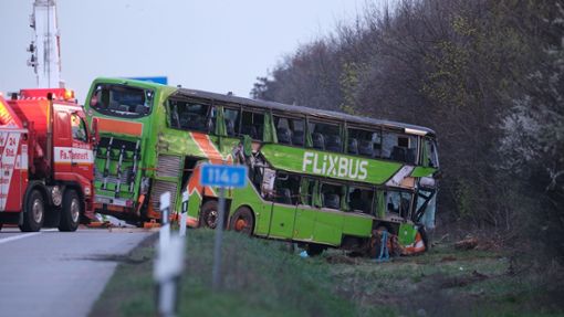 Auf der A9 bei Leipzig ist ein Reisebus verunglückt. Foto: Sebastian Willnow/dpa