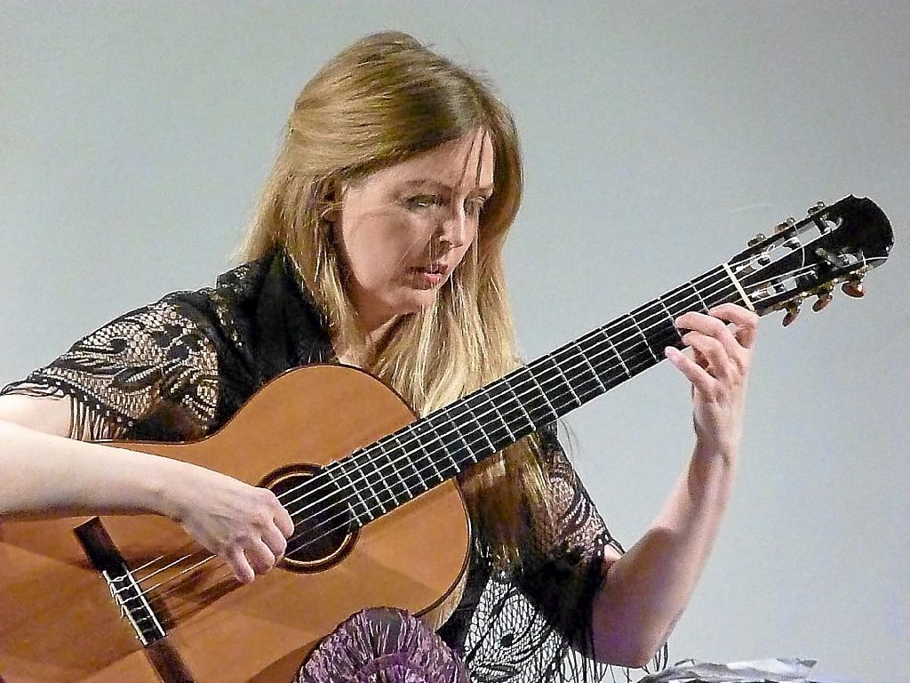 Eine Virtuosin  an der  Gitarre: Heike Matthiesen  Foto: Kosowska-Németh Foto: Schwarzwälder-Bote